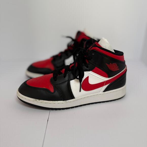 The Air Jordan 1 Mid 'Black Fire Red' (554725-079) - Picture 6 of 7